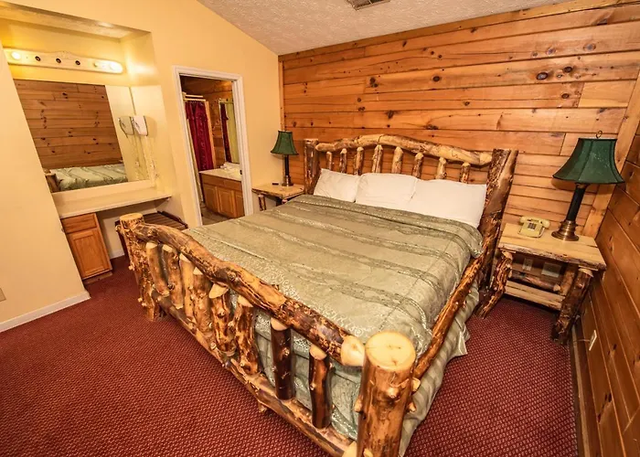 Cabin Close To Parkway Rd With River View